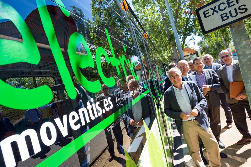 Antoni Poveda, junto al nuevo autobús eléctrico.