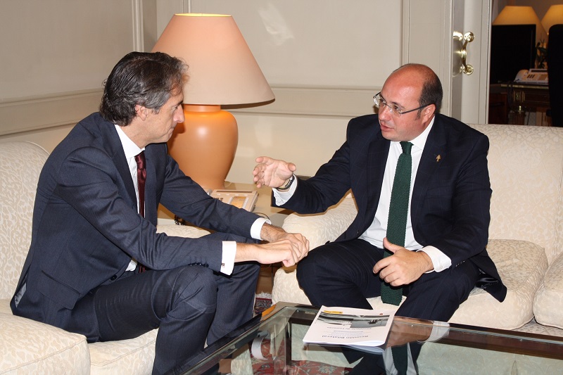 Pedro Antonio Sánchez, en la reunión con el ministro Íñigo de la Serna.