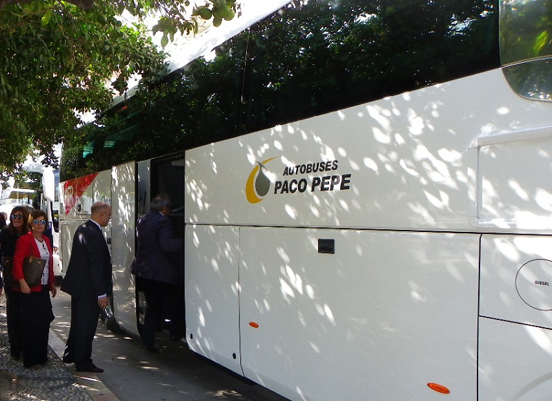 Viajeros subiendo a un autocar de Paco Pepe.