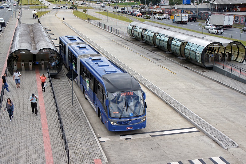 El sistema BRT implantado en Curitiba (Brasil).