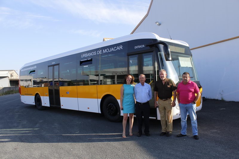 Acto de entrega del nuevo autobús.