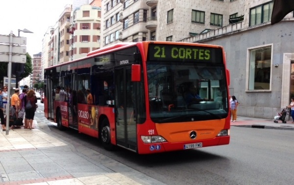 Uno de los autobuses del Samyt.