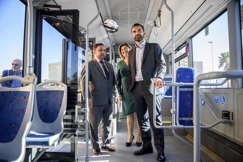 Ramón Fernández-Pacheco, en el interior de uno de los nuevos autobuses.