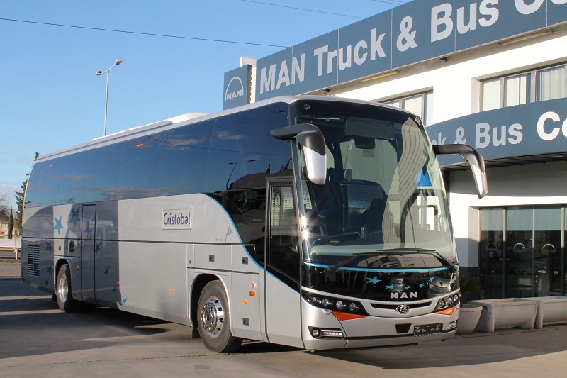 Uno de los autocares en las instalaciones de la marca en Sevilla.