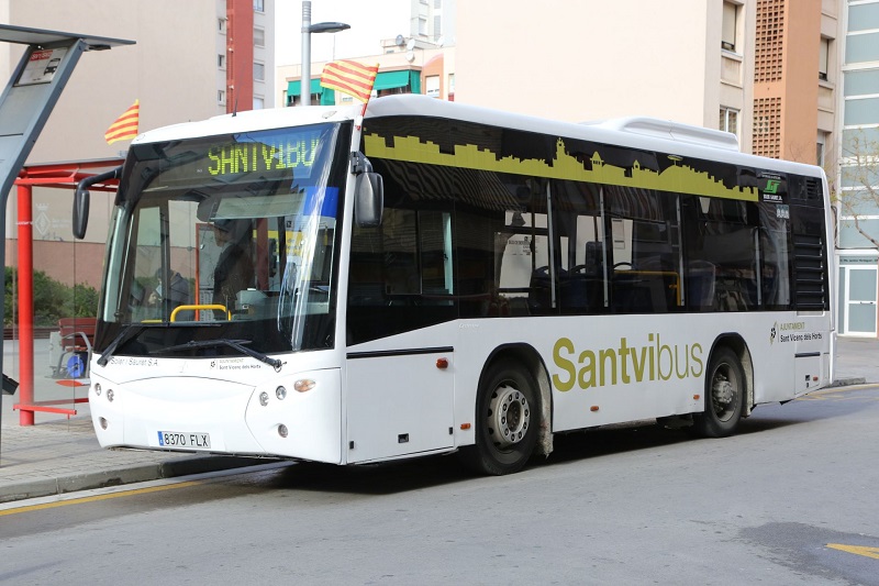 Uno de los autobuses que presta servicio en la localidad.