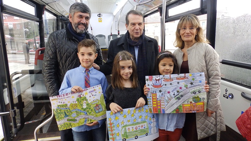 Los ganadores del concurso, con sus dibujos.